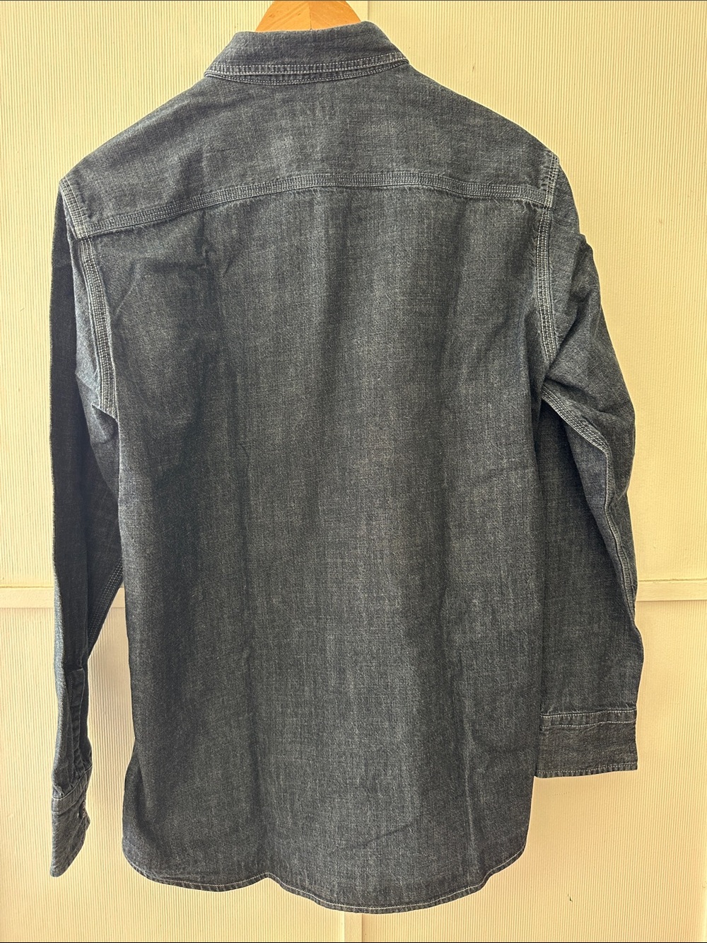 Uniqlo Men’s Dark Indigo Denim Button-Down Shirt - Picture 4 of 4